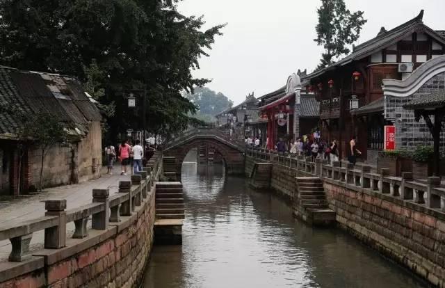 飞跃沙丘的小球